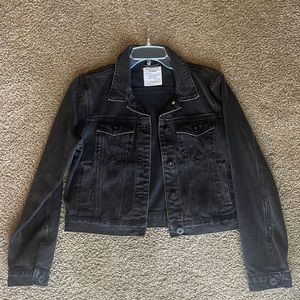 Comfortable stretchy jean jacket, perfect for all outfits